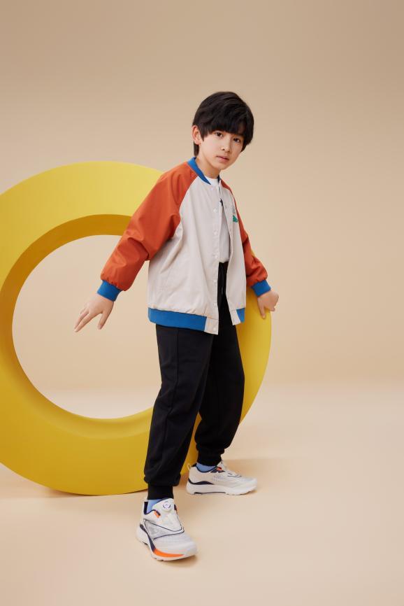 趋势功能性儿童运动鞋成“刚需”球王会平台热爱运动人群呈上涨(图2)